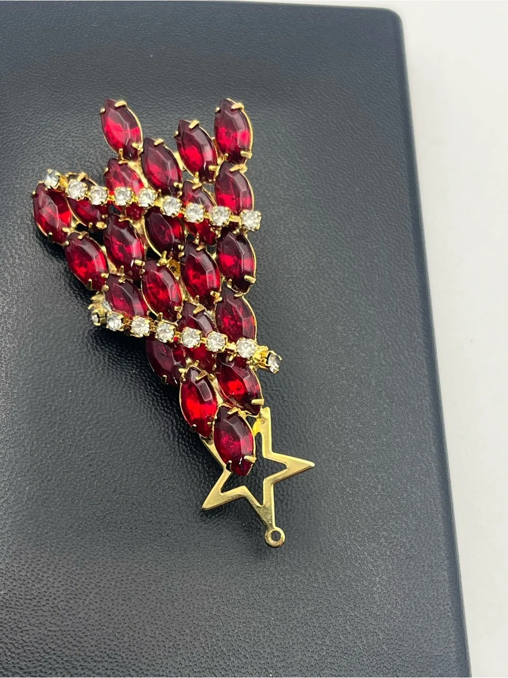 Christmas tree holiday red marquis shaped rhinestone gold tone brooch pin star